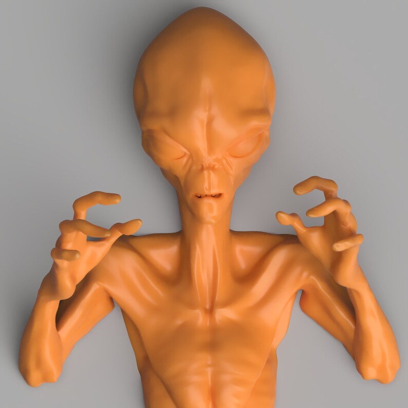 Puede incluir: Una figura alien&iacute;gena de color naranja con una cabeza grande, un cuerpo delgado y manos extendidas. El alien&iacute;gena tiene una textura suave y rasgos faciales detallados, incluyendo ojos cerrados y una boca peque&ntilde;a. La figura est&aacute; sobre un fondo gris liso.