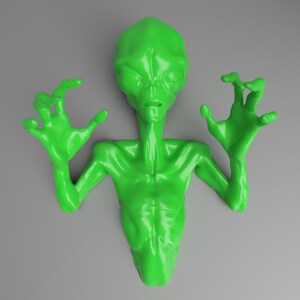 Puede incluir: Una figura de alien&iacute;gena verde brillante con los brazos y las manos extendidos. El alien&iacute;gena tiene una cabeza grande, ojos almendrados y un cuerpo delgado. La figura se encuentra sobre un fondo gris, creando un contraste llamativo. El dise&ntilde;o es suave y moderno.