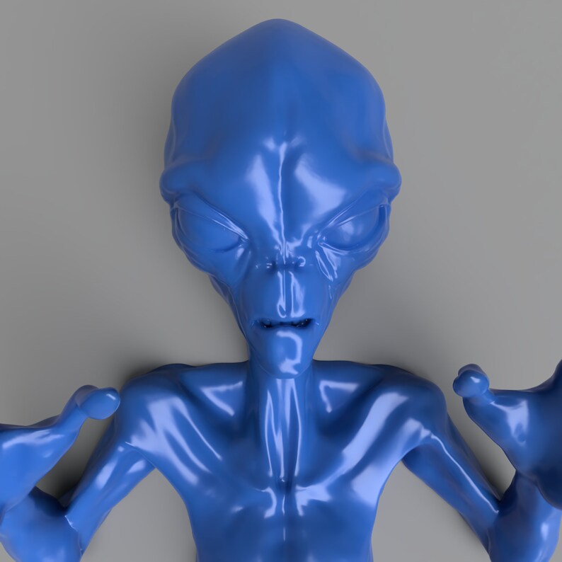 Puede incluir: Una figura alien&iacute;gena azul brillante con una cabeza grande, ojos almendrados y brazos extendidos. El alien&iacute;gena tiene una superficie lisa y reflectante y est&aacute; sobre un fondo gris neutro. La pose sugiere un gesto de bienvenida o inquisitivo.