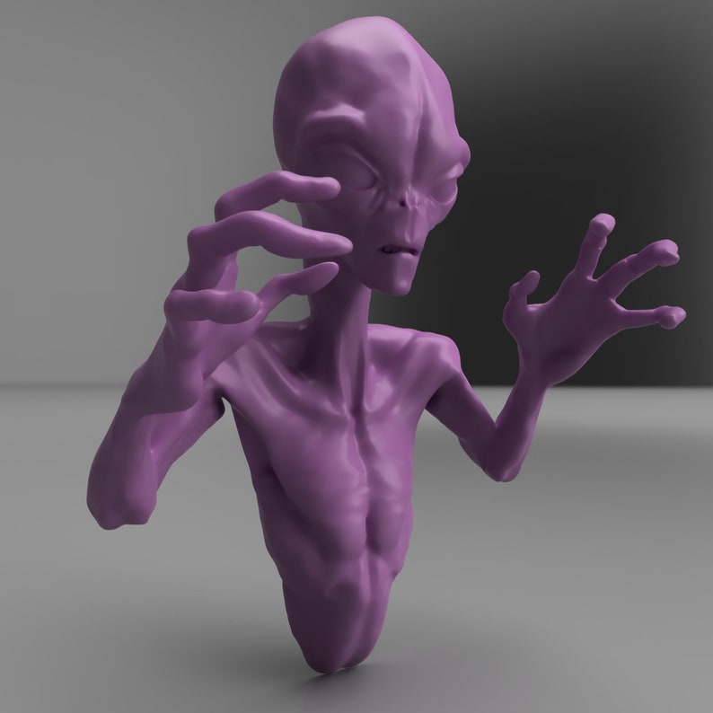 Puede incluir: Una escultura de alien&iacute;gena p&uacute;rpura con una cabeza grande, cuerpo delgado y manos extendidas. El alien&iacute;gena tiene una textura suave y est&aacute; sobre un fondo gris. La escultura es un busto, que muestra la cabeza, el cuello y la parte superior del torso.