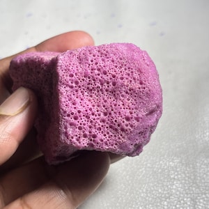 Stor storlek rå röd honungskaka rubin korund grov lös ädelsten för tillverkning av smycken. 670 ct.