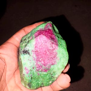 Grote, onbewerkte, natuurlijke robijnzoisietkristal, ongepolijst, losse edelsteen voor het maken van sieraden. 2100 karaat. 75x60x35 mm.