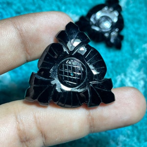 Ręcznie wykonana rzeźba z czarnego onyksu: kamień szlachetny owinięty drutem (33 x 33 x 6 mm, 78 ct)