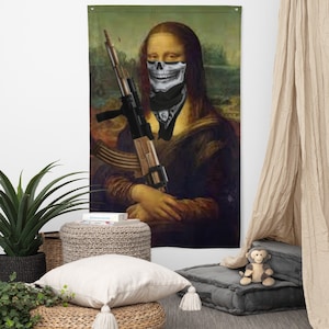 Può includere: Una stampa d'arte digitale della Gioconda che tiene un fucile e indossa una maschera di teschio. Lo sfondo è un paesaggio verde.