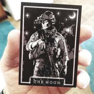 Gran regalo para él, veteranos, carta del Tarot de la Luna, visión nocturna, estilo militar, táctica, oscura, diseño M4, M16.