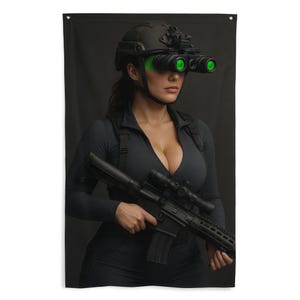 Op de afbeelding: Een zwarte wandtapijt met een persoon die een zwarte tactische helm met nachtkijkers draagt en een zwart geweer vasthoudt. De persoon draagt een zwart tactisch pak. De achtergrond is zwart.