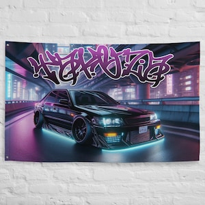 Puede incluir: Un coche negro con luces azules de neón debajo de la carrocería y grafitis morados en el fondo. El coche circula por una calle con luces de neón en los edificios.
