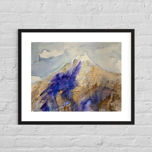 Vista incantevole: dipinto di montagna fantasy fatto a mano con acquerello, inchiostro e tecniche miste in vivaci tonalità di viola, marrone e blu