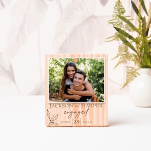 Cadeau de fiançailles pour nouveau couple, cadeau photo de fiançailles, cadeaux nouvellement engagés, cadeau en bois, cadre de fiançailles, cadeau minimaliste pour futur mari