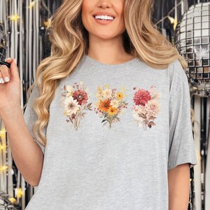 Vintage geperste bloemen shirt, Boho Cottagecore tshirt, pastel botanische bloemen crewneck, Fairycore wilde bloemen T-shirt, schattig bloemen shirt