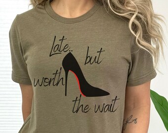 Spät, aber das Warten wert Rote Böden High Heel T-Shirt, Designer Stil High Heels Stiletto Tshirt, Rote Untere Heels Mädchen Top, Geschenk für sie