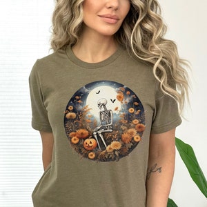 Skelett Florales Halloween Shirt, Spooky Halloween T-Shirt, Saisonales Tshirt, Boho Cottagecore Shirt, süßes Herbst Shirt