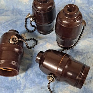 Lote de 4 portalámparas vintage de baquelita con interruptor de cadena.