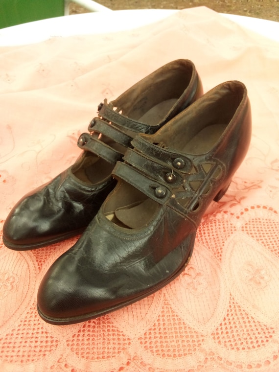 1920s Mary Jane patent leather shoes