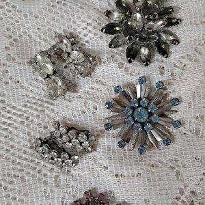 A bundle of vintage Brooches and earrings.