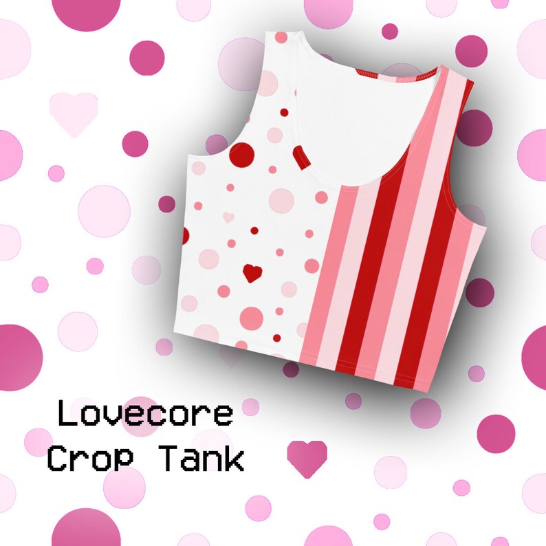 Puede incluir: Un top corto blanco con un patr&oacute;n de rayas rosa y rojo en el lado derecho y un patr&oacute;n de lunares rosa y rojo en el lado izquierdo. El texto "Lovecore Crop Tank" est&aacute; impreso debajo del top.