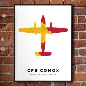 Peut inclure: Une silhouette d'avion rouge et jaune avec un motif de carte, représentant la BFC Comox, en Colombie-Britannique, au Canada.