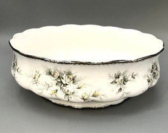 Beau bol de service Paragon « First Love » avec motif floral et bordures en vermeil argenté, fond blanc, garantie par Sa Majesté la reine Elizabeth