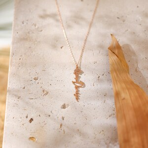 Handgemaakte verticale naam ketting-gepersonaliseerde aangepaste sierlijke geboorte bloem naam gouden ketting-geboorte bloemen naam ketting-verjaardagscadeau-moeder cadeau afbeelding 5