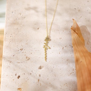 Handgemaakte verticale naam ketting-gepersonaliseerde aangepaste sierlijke geboorte bloem naam gouden ketting-geboorte bloemen naam ketting-verjaardagscadeau-moeder cadeau afbeelding 2