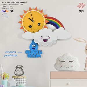 Può includere: Un orologio da parete 3D in legno con un sole, un arcobaleno e nuvole. Il quadrante dell'orologio è giallo con lancette e numeri neri. Il sole ha un viso sorridente e le nuvole hanno visi felici. L'orologio ha un diametro di 54 mm e un pendolo oscillante. L'orologio è etichettato "ALBERT'S ROOM".