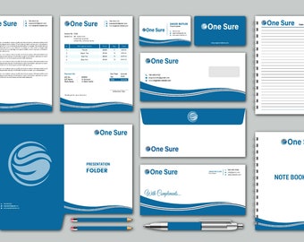 Può includere: Un set di cancelleria aziendale blu e bianco con il logo "One Sure" e un design a onde. Il set include una carta intestata, una busta, un biglietto da visita, una cartella di presentazione e un quaderno.