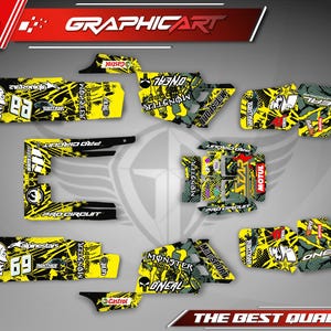Peut inclure: Un ensemble de graphismes de motocross jaunes et noirs avec les mots "Monster", "Oneal", "Pro Circuit" et "Alpinestars".