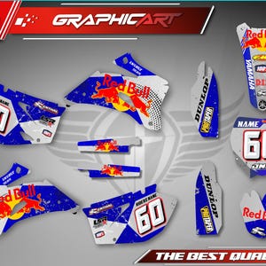 Könnte beinhalten: Ein Satz Motocross-Grafiken mit einem blau-weißen Farbschema mit einem Red Bull-Logo und dem Text "Red Bull" und "Yamaha".