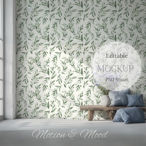 Può includere: Un mockup di una stanza con una parete bianca con un motivo di carta da parati a foglie verdi. Una panca di legno con cuscini blu si trova di fronte al muro. Il testo "Editable MOCKUP PSD Smart" è su un cerchio bianco nell'angolo in alto a destra dell'immagine. Il testo "Motion & Mood" è nella parte inferiore dell'immagine.