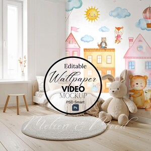 Puede incluir: Una maqueta de habitación infantil con una cama, una alfombra redonda y un taburete de madera. La pared tiene un papel pintado colorido con casas, nubes, un sol y un globo aerostático. Un conejito y un oso de peluche están en el suelo. El texto "Editable Wallpaper Video Mockup" está en un círculo.