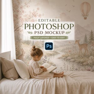 Pode incluir: Uma criança sentada numa cama lendo um livro, com um mural floral ao fundo. O mural apresenta uma cena de rio com um veado, um coelho e um balão de ar quente. O texto no mural diz "EDITABLE PHOTOSHOP PSD MOCKUP".