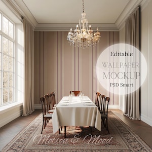 Könnte beinhalten: Ein Mockup eines Esszimmers mit einer weißen Tischdecke auf einem Tisch mit sechs Stühlen. Die Tapete ist ein gestreiftes Muster in Beige und Rosa. Ein Kristall-Kronleuchter hängt von der Decke. Der Text "Editable Wallpaper Mockup PSD Smart" befindet sich in einem Kreis in der oberen rechten Ecke des Bildes.