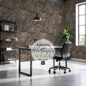 Puede incluir: Interior de oficina con escritorio negro, silla y estantería. Las paredes están adornadas con un papel pintado beige y negro con dibujos. Un portátil y otros suministros de oficina están sobre el escritorio. El texto de la imagen dice "Editable Wallpaper Mockup".