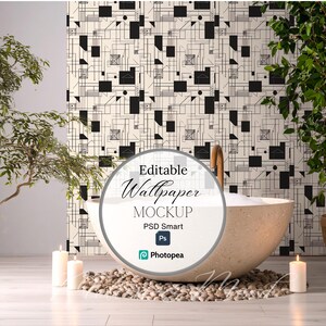 Puede incluir: Maqueta de escena de baño con bañera beige, velas y diseño de papel pintado geométrico en negro y crema. El texto "Editable Wallpaper Mockup" se muestra en la imagen.