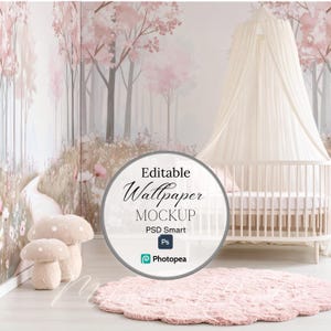 Puede incluir: Una escena de guardería con una cuna redonda, un dosel y una alfombra rosa. El fondo presenta un papel pintado con una escena de bosque en tonos rosa y blanco suaves. Incluye el texto "Editable Wallpaper Mockup".