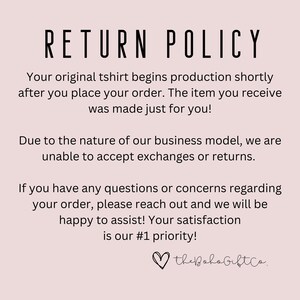 K&ouml;nnte beinhalten: Ein wei&szlig;er Hintergrund mit schwarzem Text, der eine R&uuml;ckgabepolitik f&uuml;r ein Unternehmen beschreibt. Der Text lautet: "RETURN POLICY Your original tshirt begins production shortly after you place your order. The item you receive was made just for you! Due to the nature of our business model, we are unable to accept exchanges or returns. If you have any questions or concerns regarding your order, please reach out and we will be happy to assist! Your satisfaction is our #1 priority! thebohogiftco."