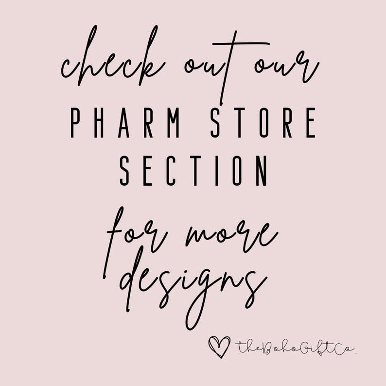 K&ouml;nnte beinhalten: Schwarz-wei&szlig;er Text auf rosa Hintergrund, der "check out our PHARM STORE SECTION for more designs" lautet, mit einem Herz und dem Text "thebohogiftco." unten.