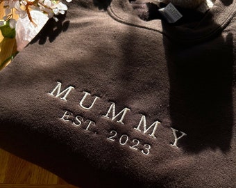 Broderad tröja, Mamma est 2025 tröja, Nybliven mamma presenttröja, Personlig mammatröja, Första mors dag-tröja, Present till mamma