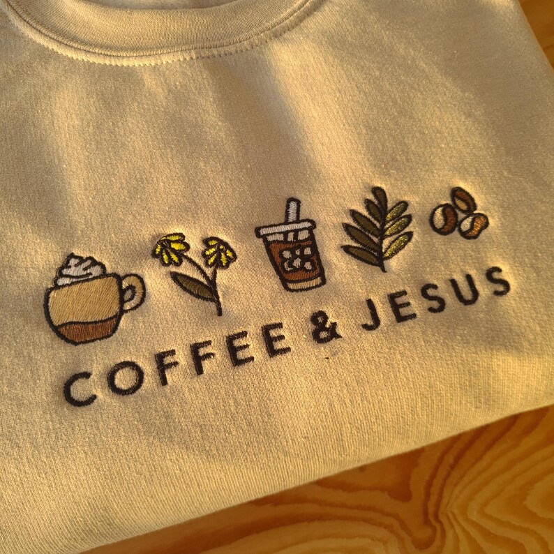 Broderad kaffe- och Jesus-tröja, kristen broderad tro- och kaffetröja, huvtröja med kaffeälskare och bönekrigare bild 3