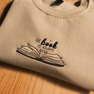 Besticktes Sweatshirt, Bücherwurm Bestickter Rundhalsausschnitt, süßes Lesezitat Sweatshirt, Bücherwurm Geschenk Rundhalsausschnitt, Introvert Buch T-Shirt Sweatshirt