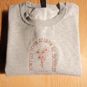 Moletom com gola redonda bordado com versículo bíblico cristão, Moletom com mensagem inspiradora de encorajamento para mães.