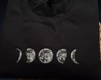 Sudadera bordada con fases lunares, jersey celestial, jersey de cuello redondo con fases lunares, regalo con estética mística, top minimalista con estampado lunar.