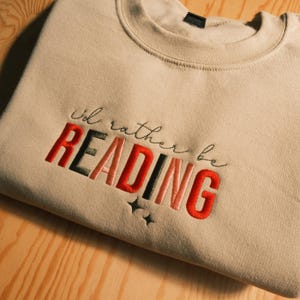 Besticktes Sweatshirt, Buchliebhaber bestickter Rundhalsausschnitt, Buchclub-Geschenk-Sweatshirt, gemütliches Lese-Crewneck, bestickter Bücherwurm