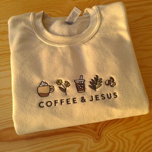 Broderad kaffe- och Jesus-tröja, kristen broderad tro- och kaffetröja, huvtröja med kaffeälskare och bönekrigare bild 4
