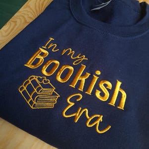 Felpa ricamata, Felpa "In My Bookish Era", Maglione da lettura, Regalo per lei, Girocollo per club del libro, Felpa con cappuccio vintage da lettura