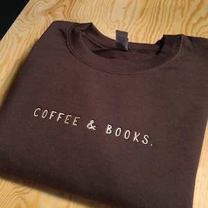 Besticktes Sweatshirt, Kaffee und Bücher Sweatshirt, Buchliebhaber Bestickter Rundhalsausschnitt, Booktrovert Sweatshirt, Geschenk für Bücherwurm