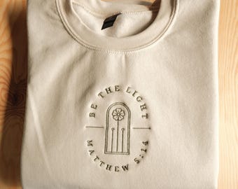 Broderad kristen tröja, inspirerande skrift-tröja, broderad tröja med texten "Be The Light", Matteusvers-tröja