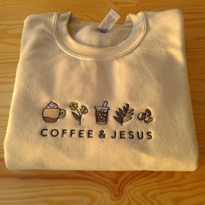 Broderad kaffe- och Jesus-tröja, kristen broderad tro- och kaffetröja, huvtröja med kaffeälskare och bönekrigare bild 1