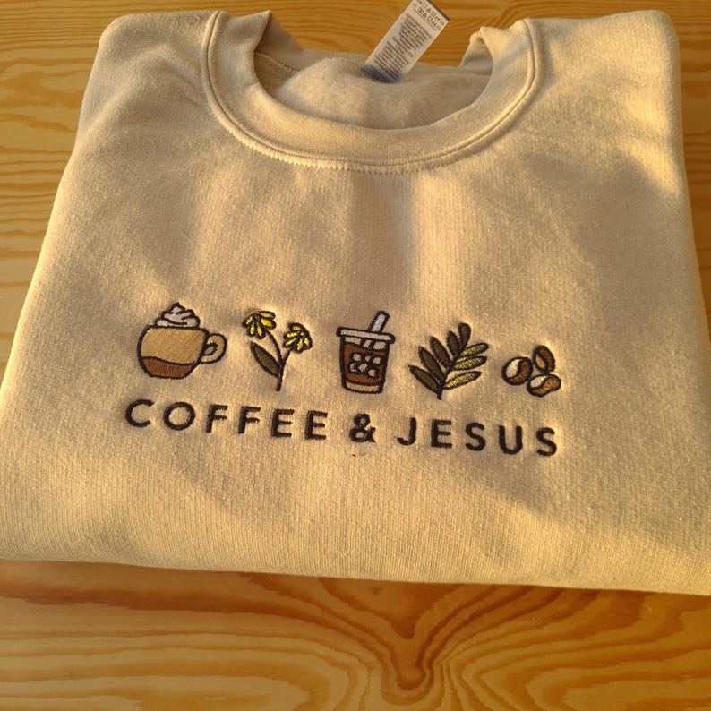 Broderad kaffe- och Jesus-tröja, kristen broderad tro- och kaffetröja, huvtröja med kaffeälskare och bönekrigare bild 2
