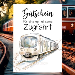Pode incluir: Um comboio branco e cinzento com o texto "Gutschein für eine gemeinsame Zugfahrt" e "est. 2023" num fundo branco.